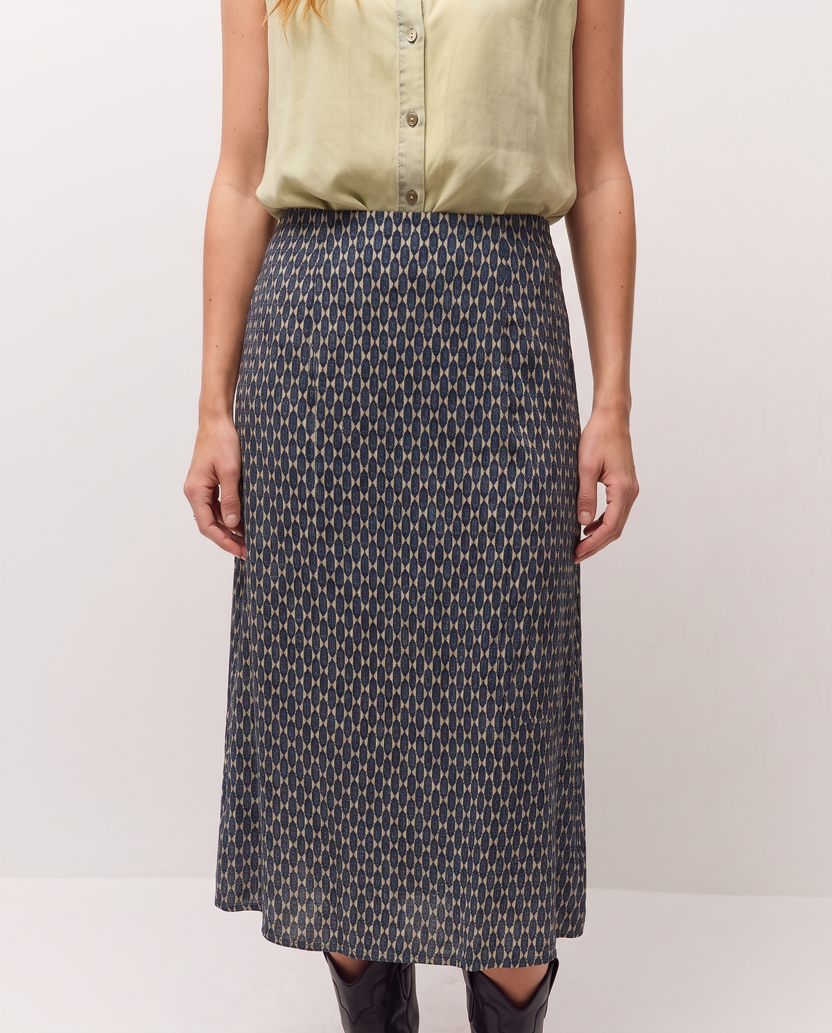 Falda midi azul índigo con estampado geométrico, detalle del tejido