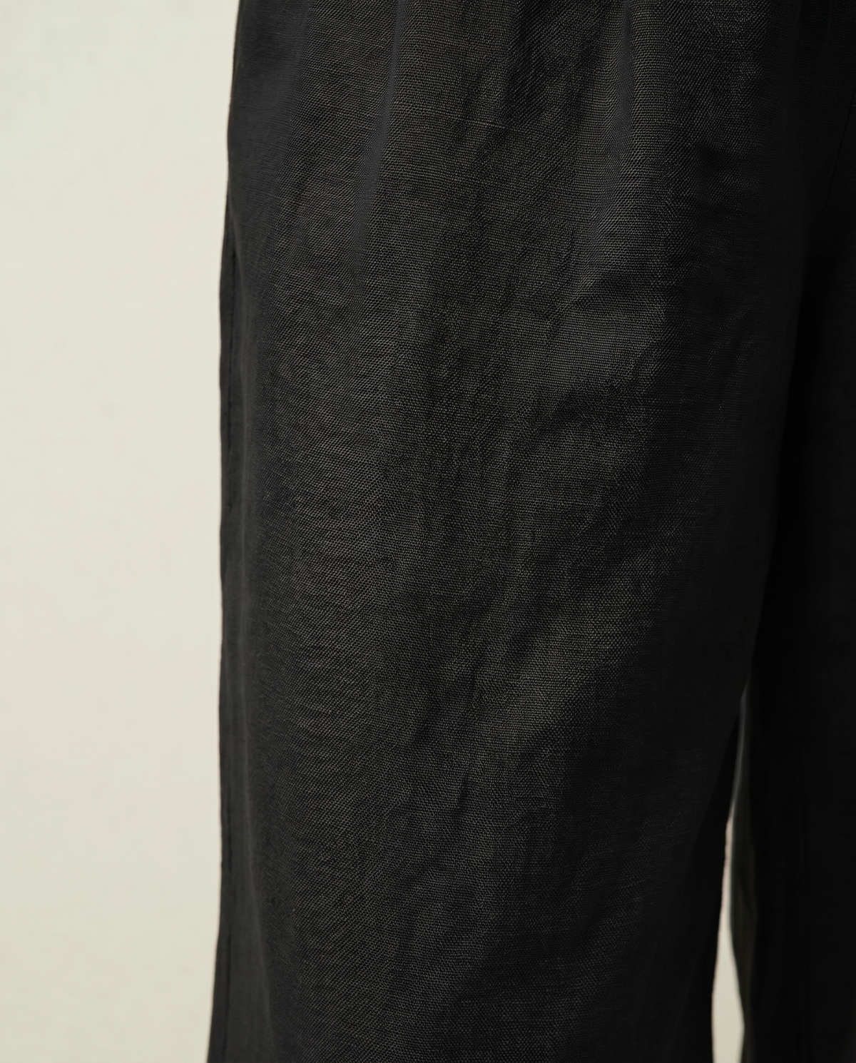 Pantalón bombacho con goma en el bajo.