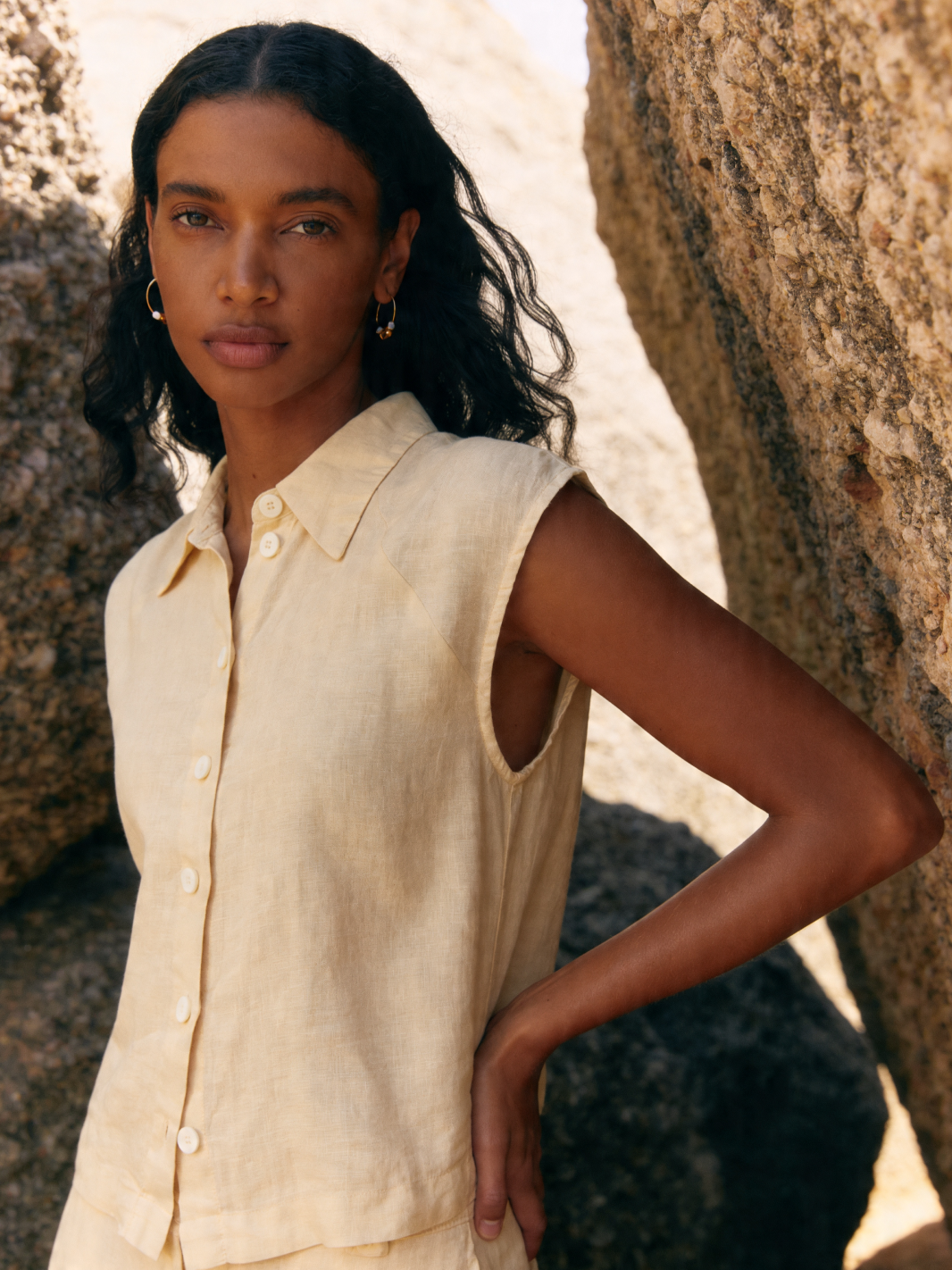 Cómo combinar camisas y blusas de mujer para crear looks elegantes