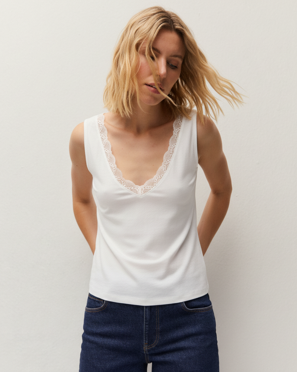 Top de tirantes con puntilla