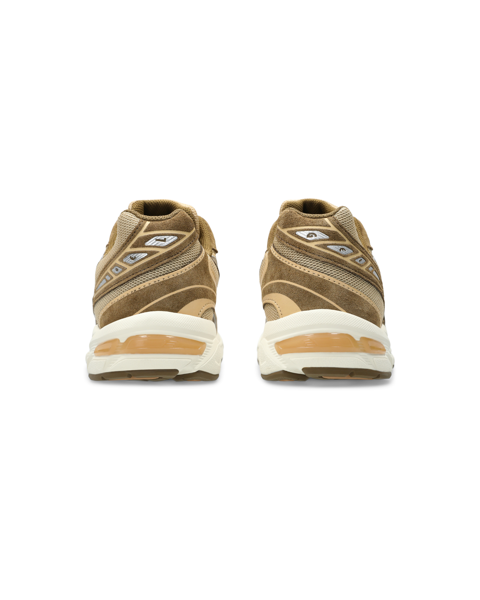 Zapato deportivo de color marrón