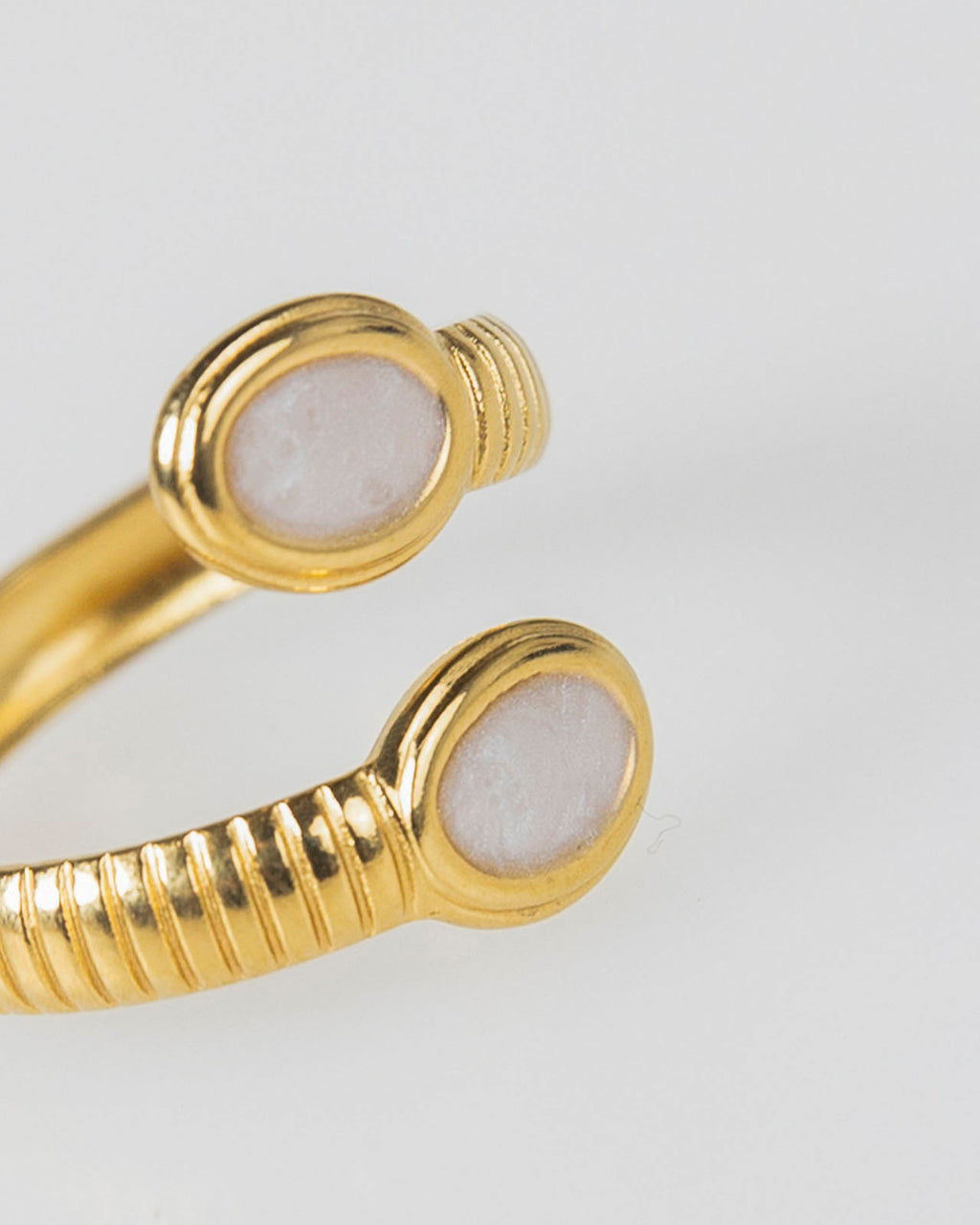 Anillo de dos piedras