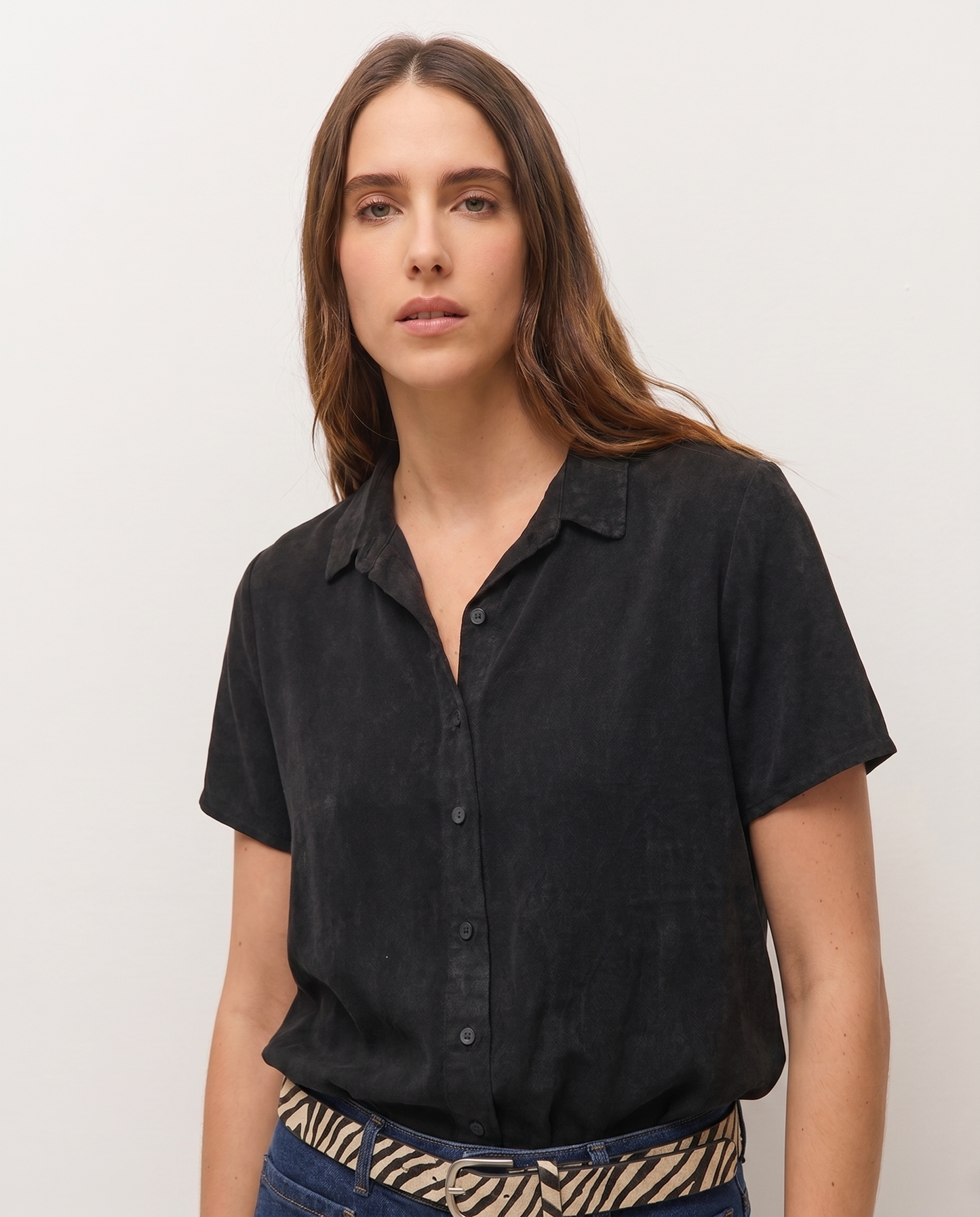 Camisa manga corta cuello camisero redondo  efecto corrosivo