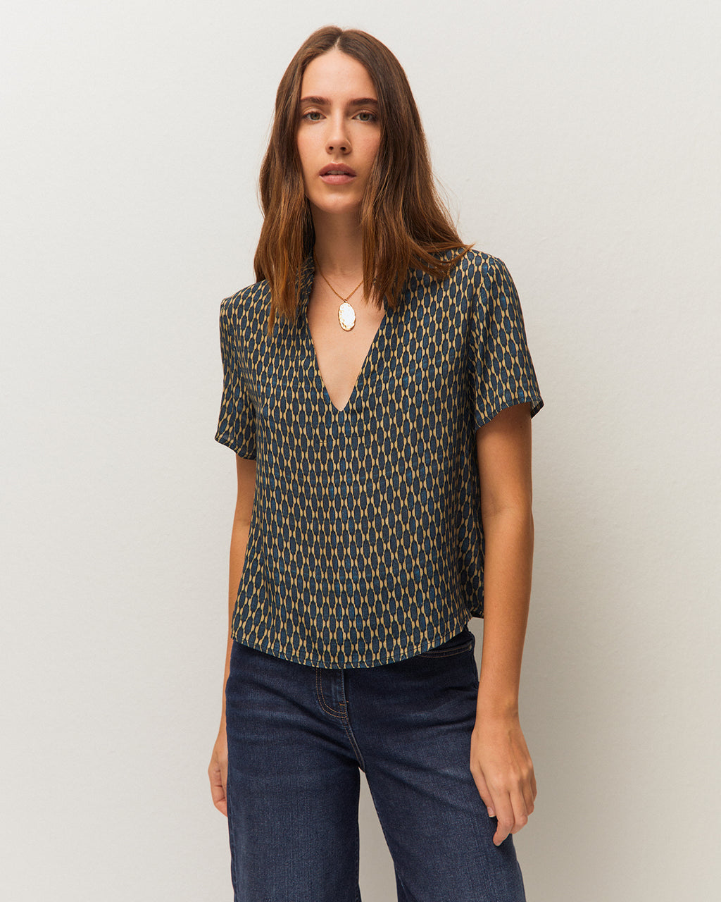 Camisa cuello mao con un estampado geométrico