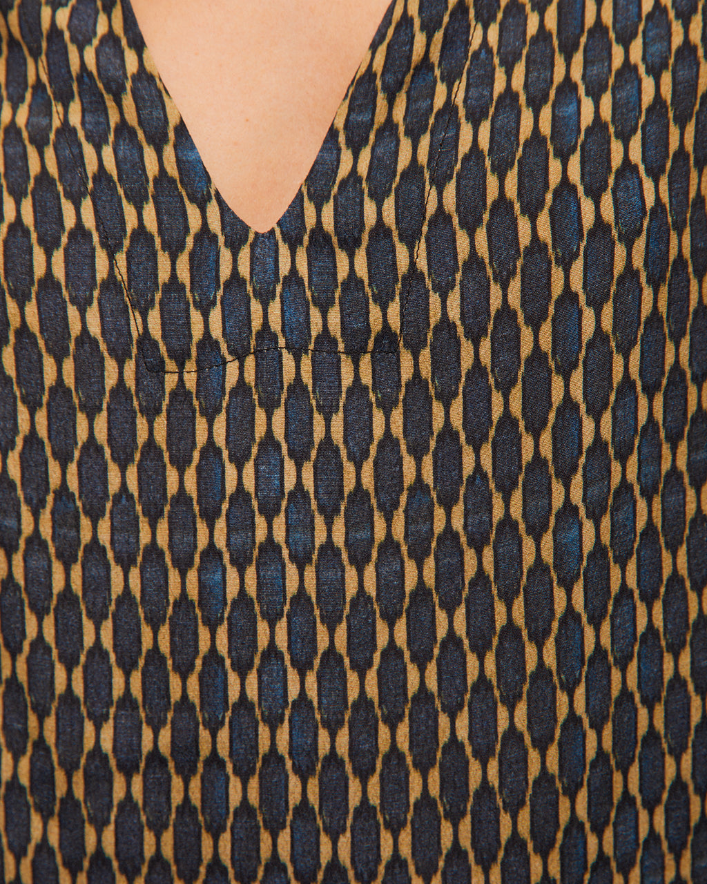 Camisa cuello mao con un estampado geométrico
