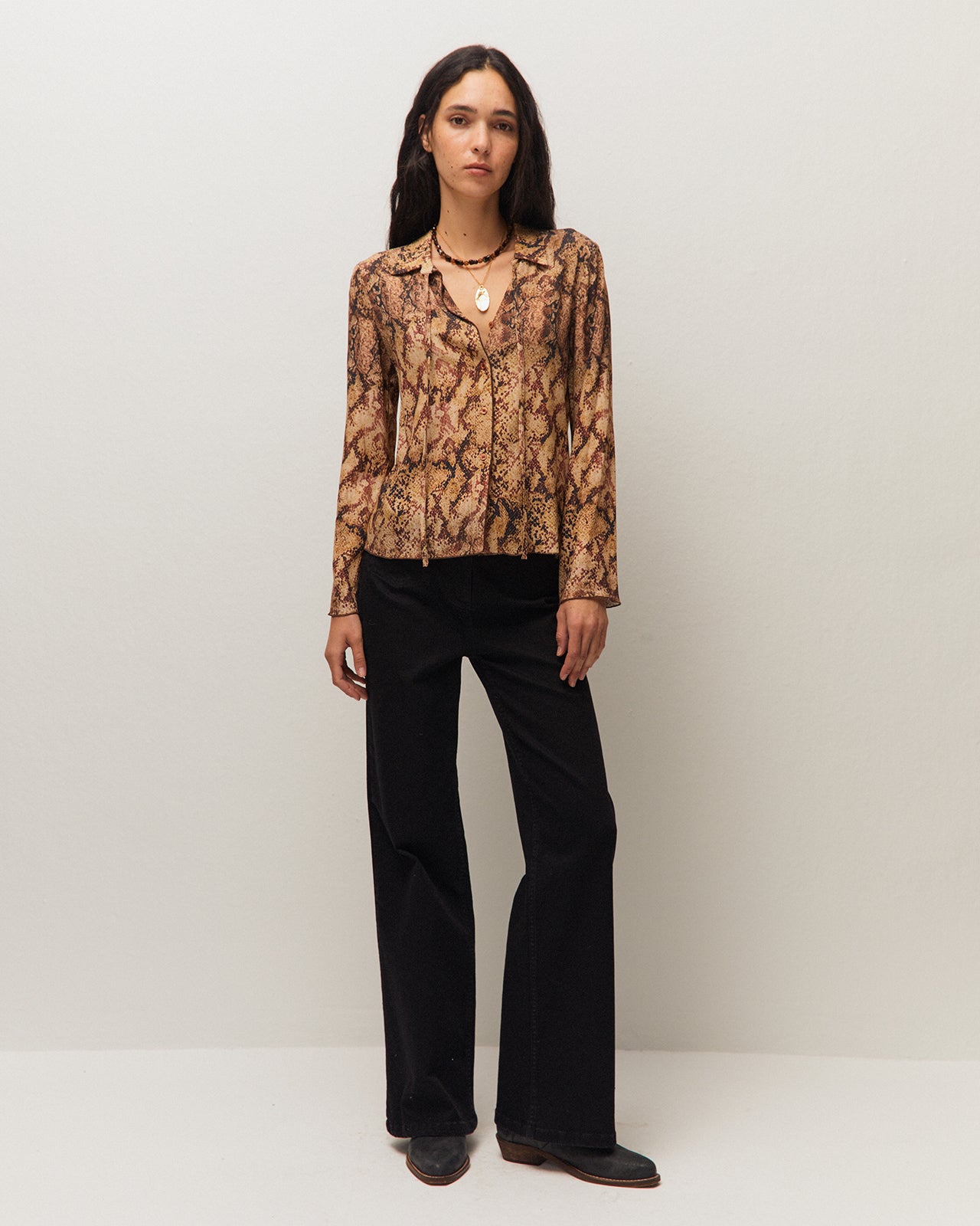 Camisa con estampado de serpiente