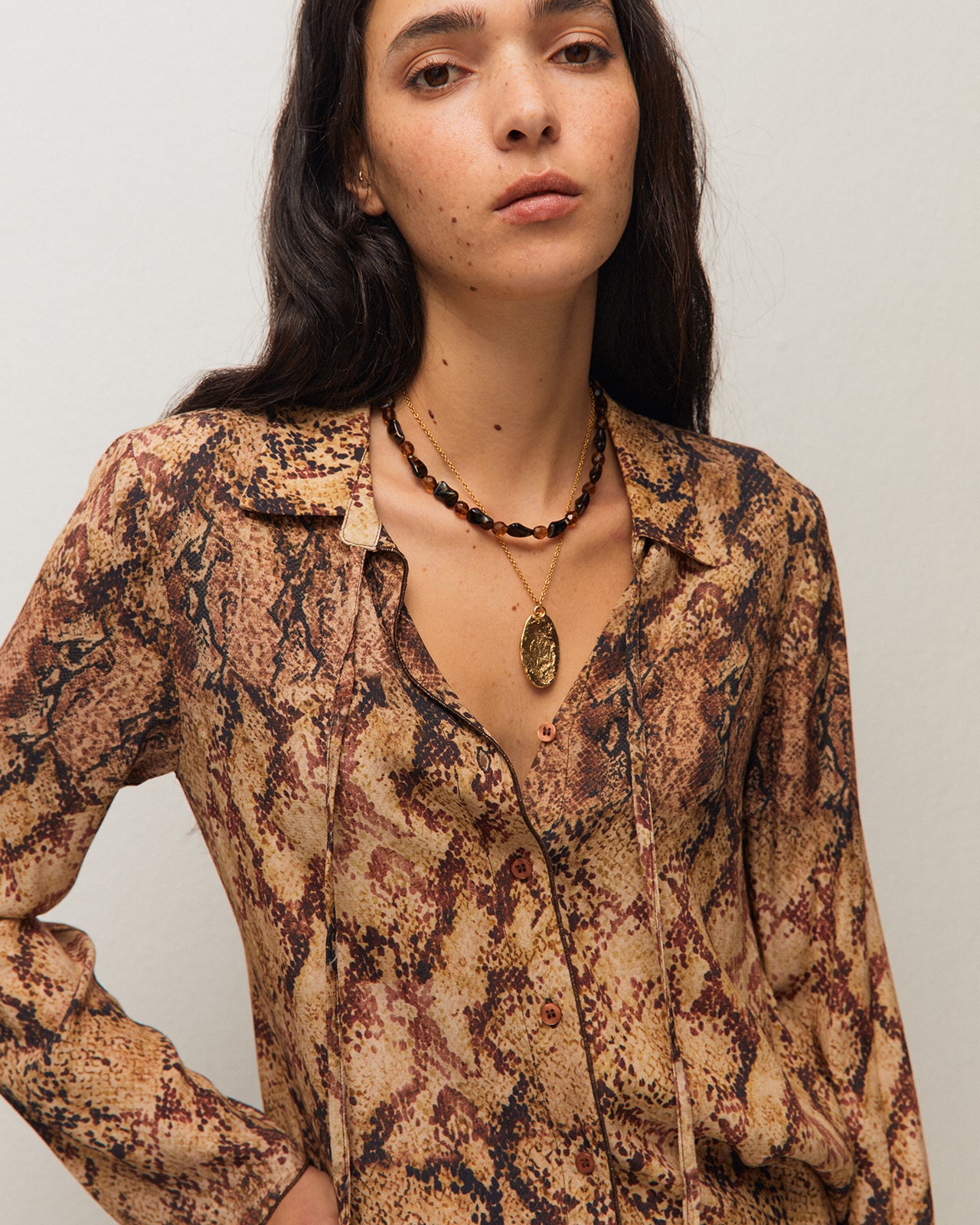 Camisa con estampado de serpiente