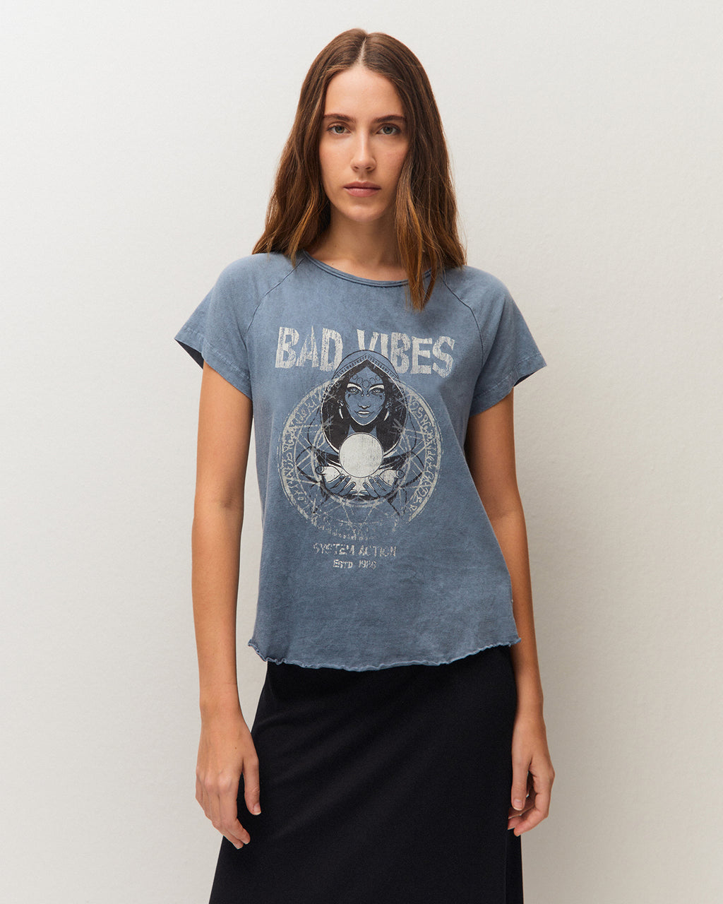 Camiseta manga renglant efecto delavado con un estampado de una videnta