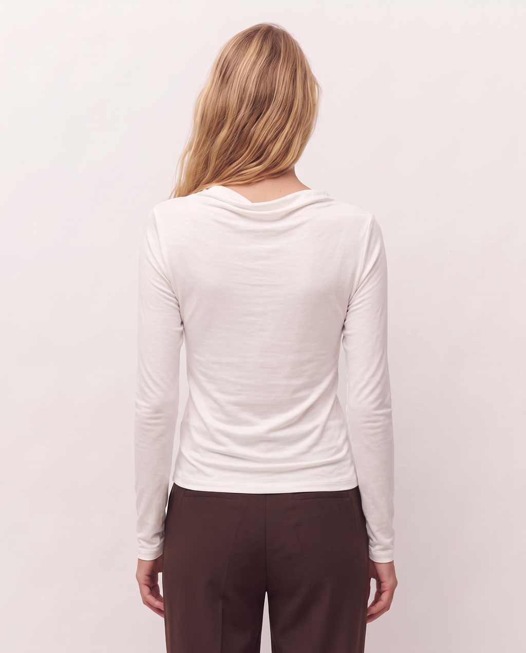 Camiseta con frunce en el escote