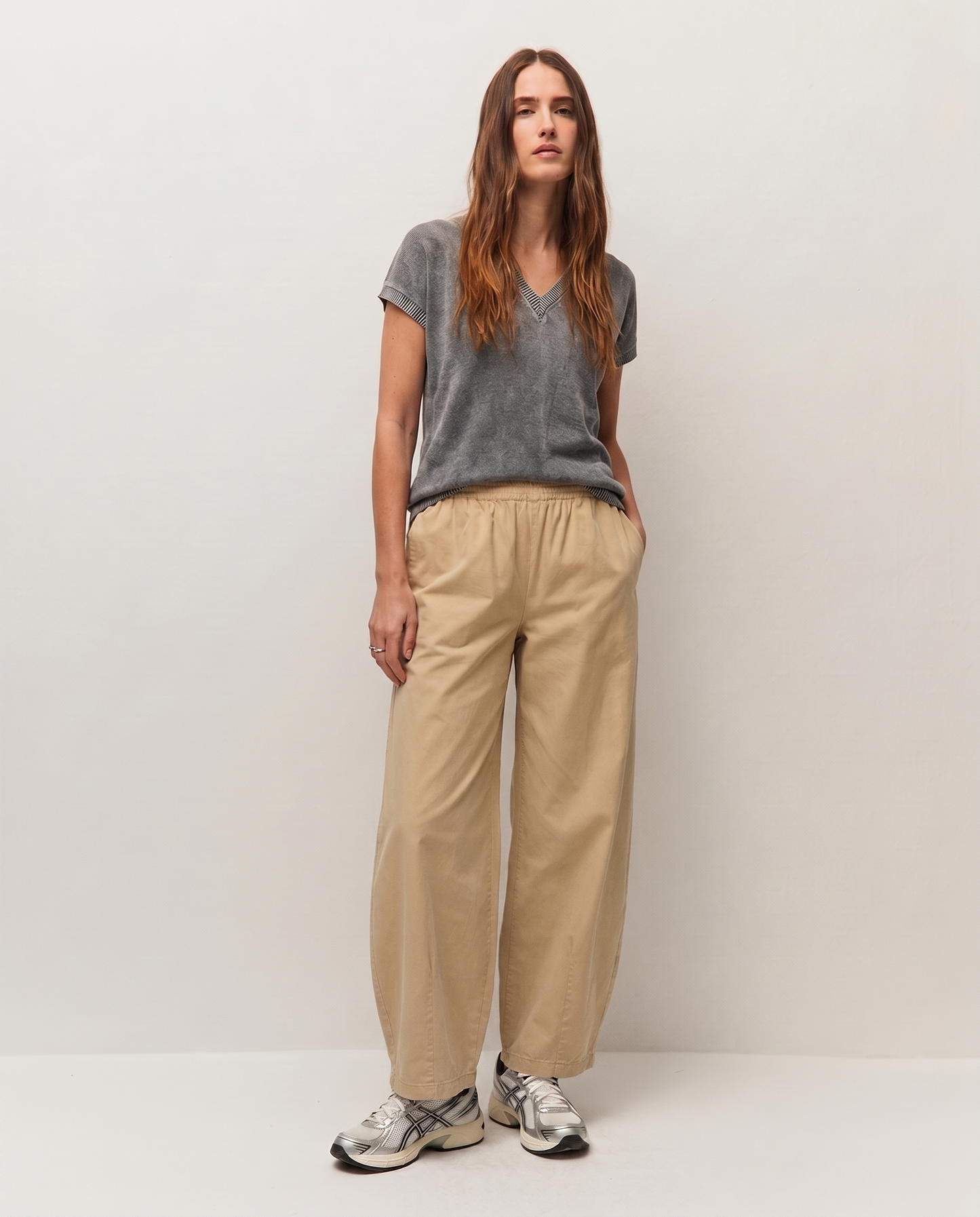 Pantalón barrel con goma en la cintura.