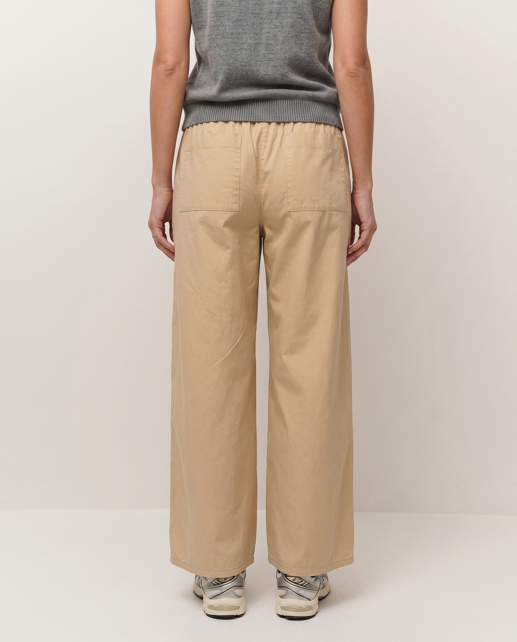 Pantalón barrel con goma en la cintura.