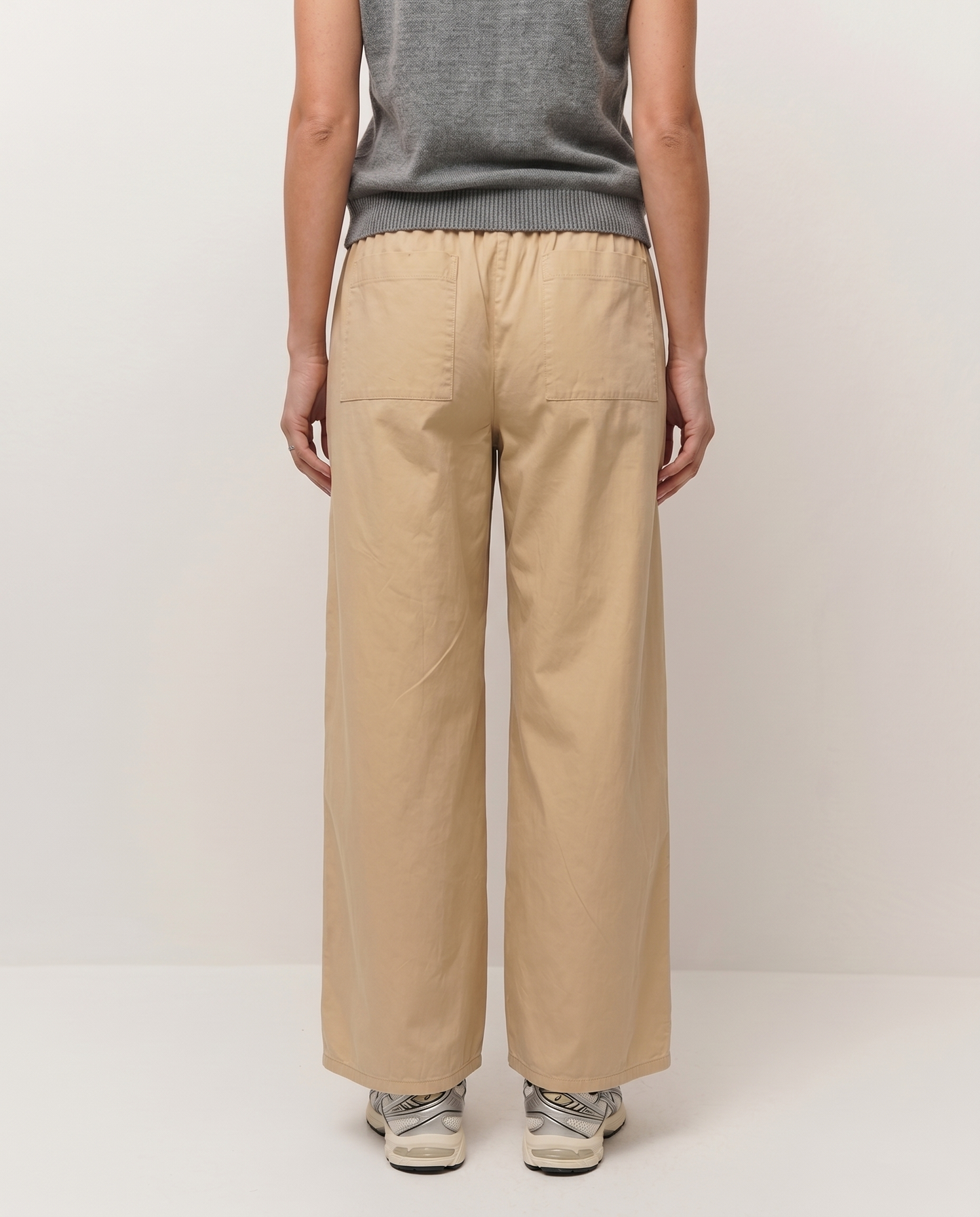 Pantalón barrel con goma en la cintura.