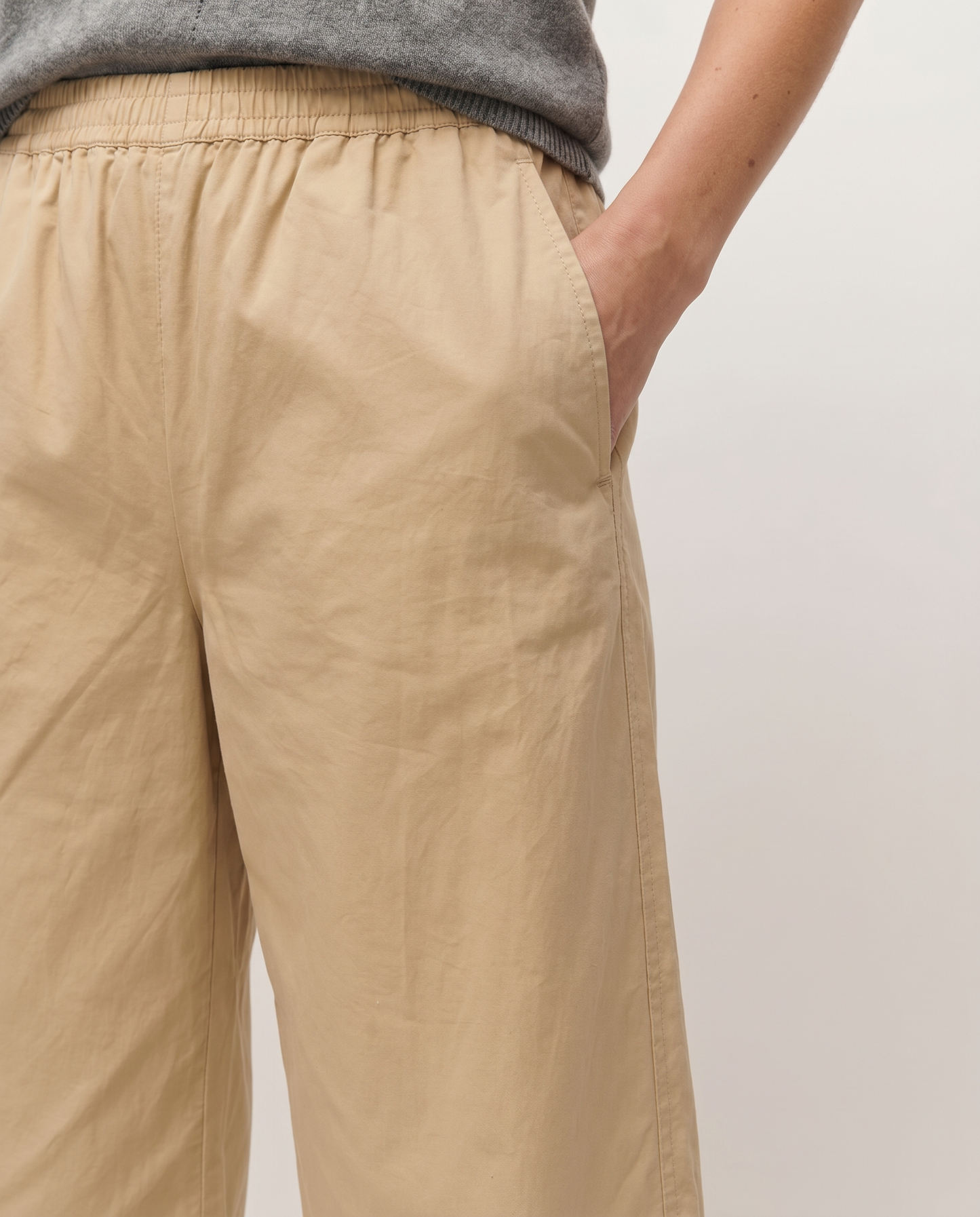 Pantalón barrel con goma en la cintura.