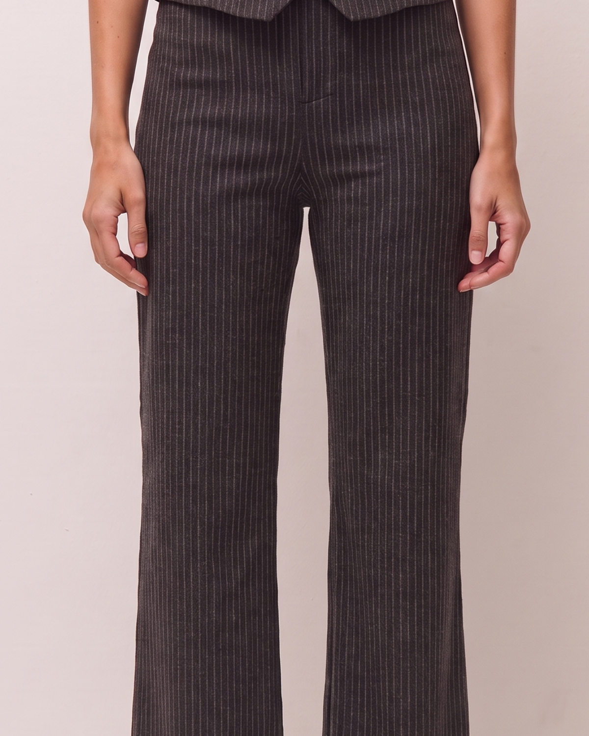 Pantalón gris entallado de raya diplomática, detalle de la prenda