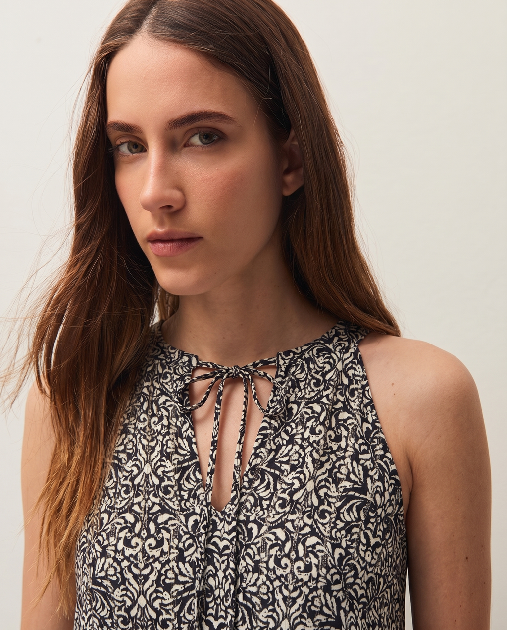 Vestido estampado con lurex, cuello halter