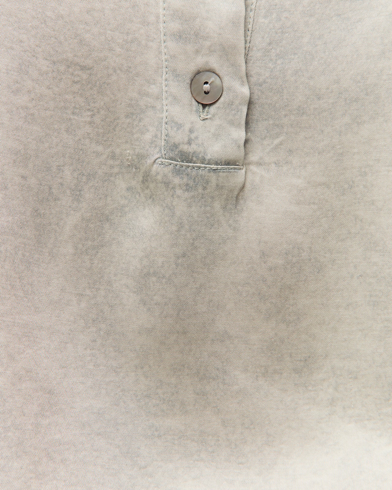 Chemise en satin effet corrosif