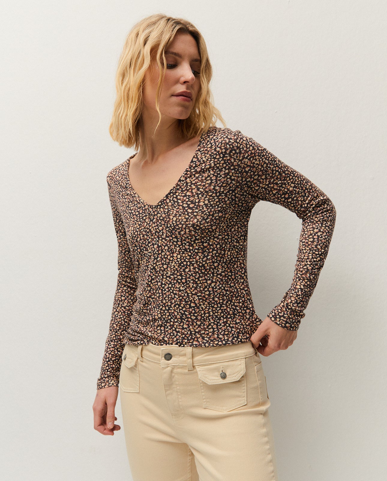 Small print t-shirt with V-neck