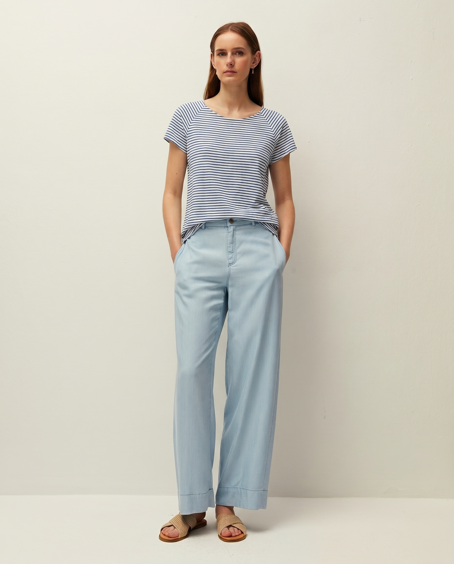 Raglan sleeve t-shirt with flared hem