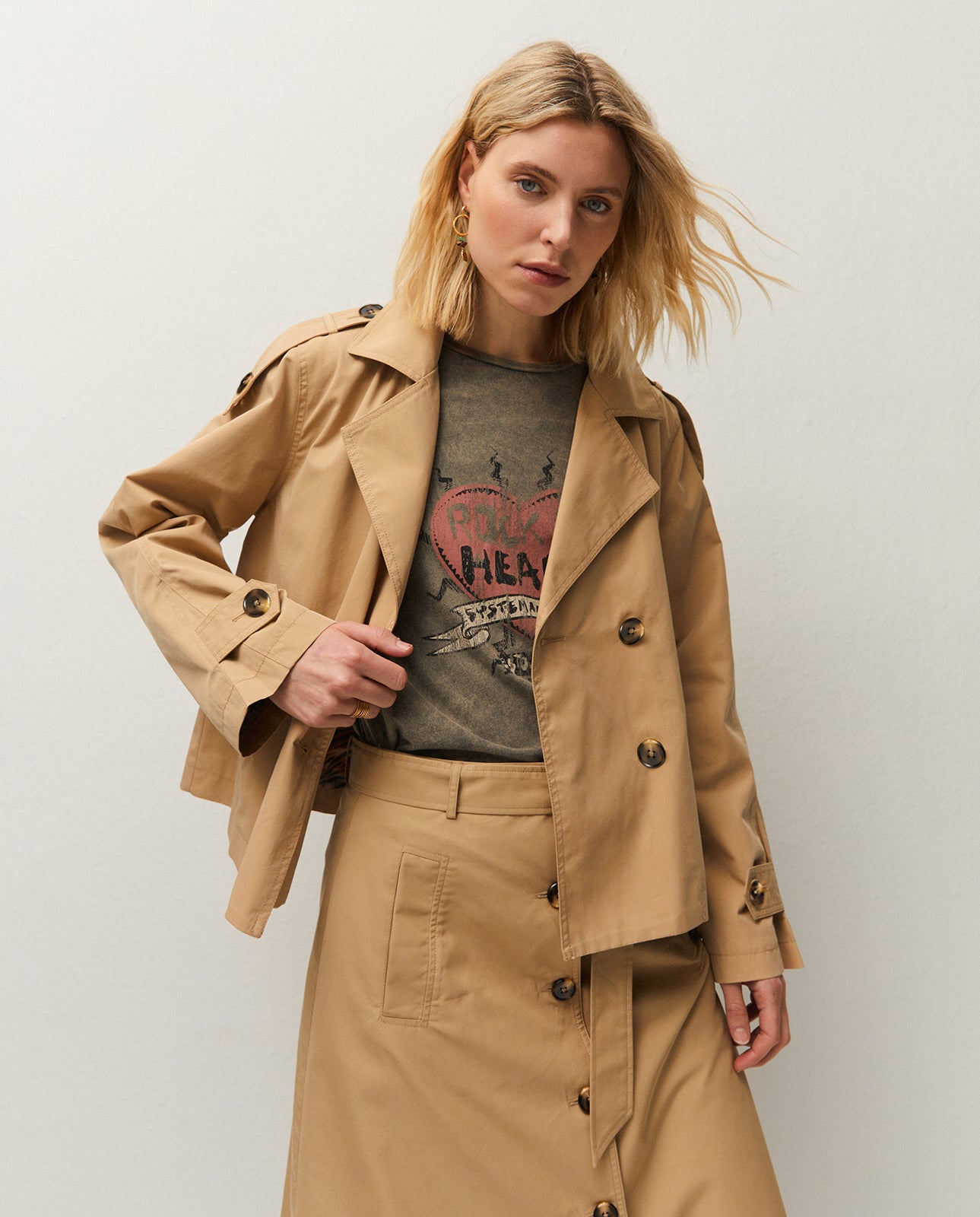 trench-coat court