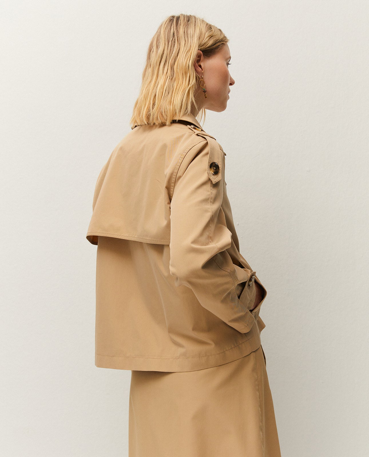 trench-coat court