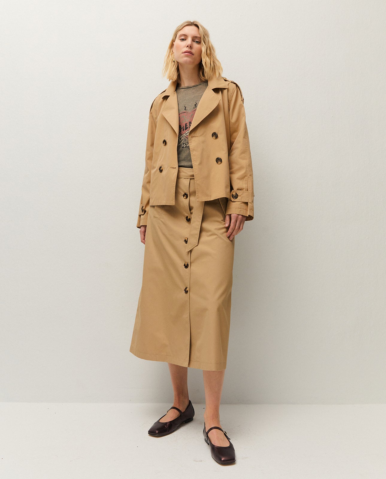 trench-coat court