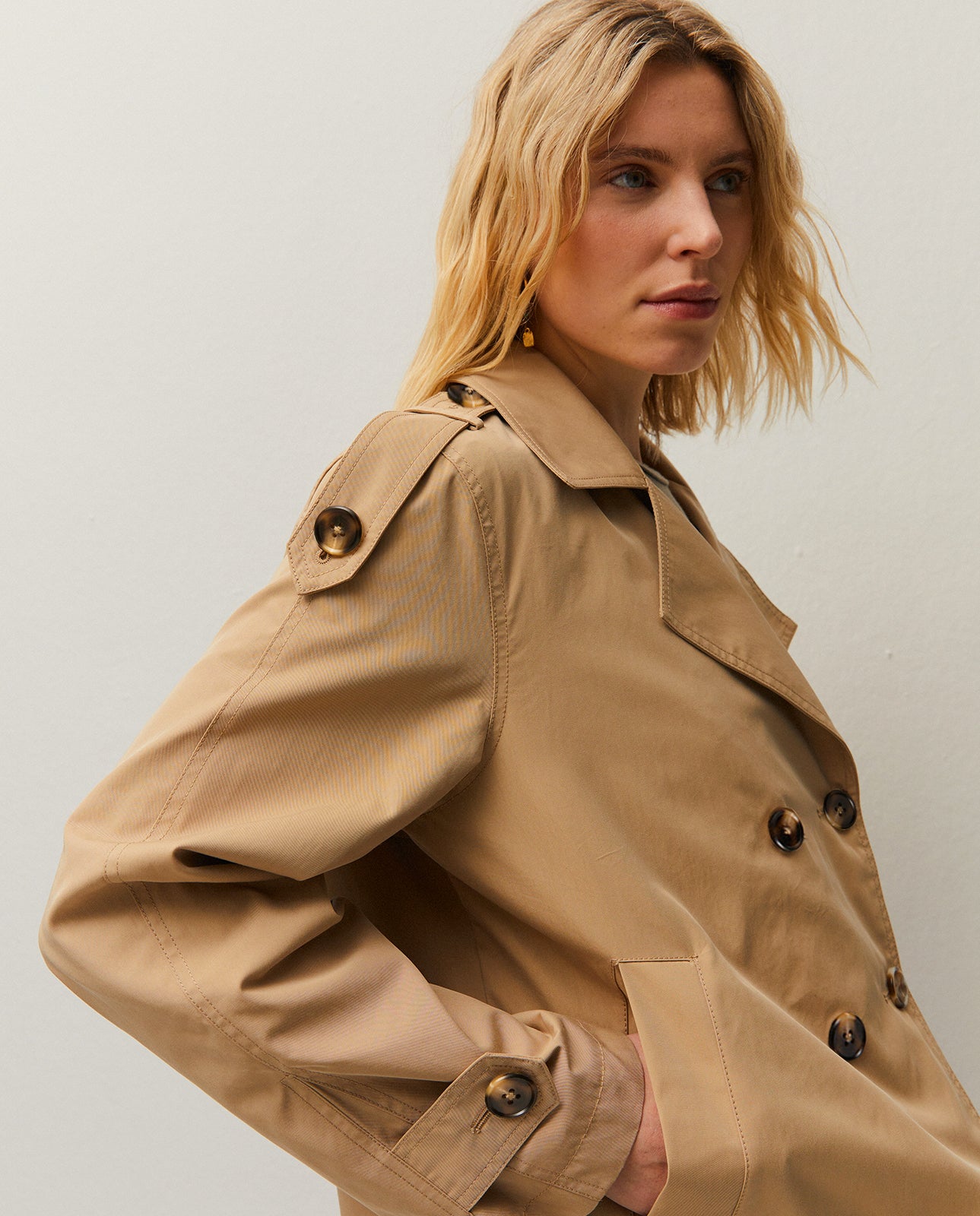 trench-coat court