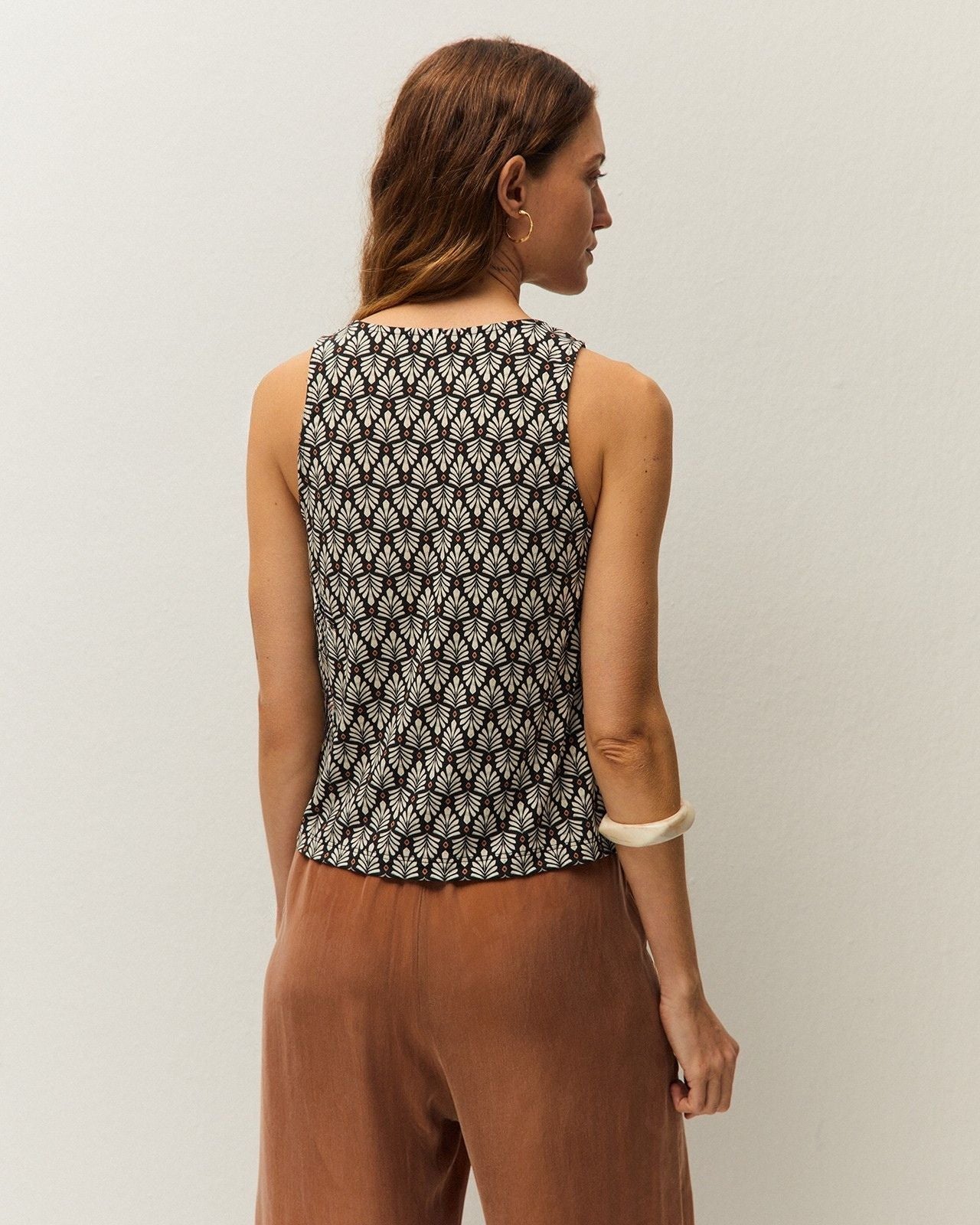 Sleeveless knot top