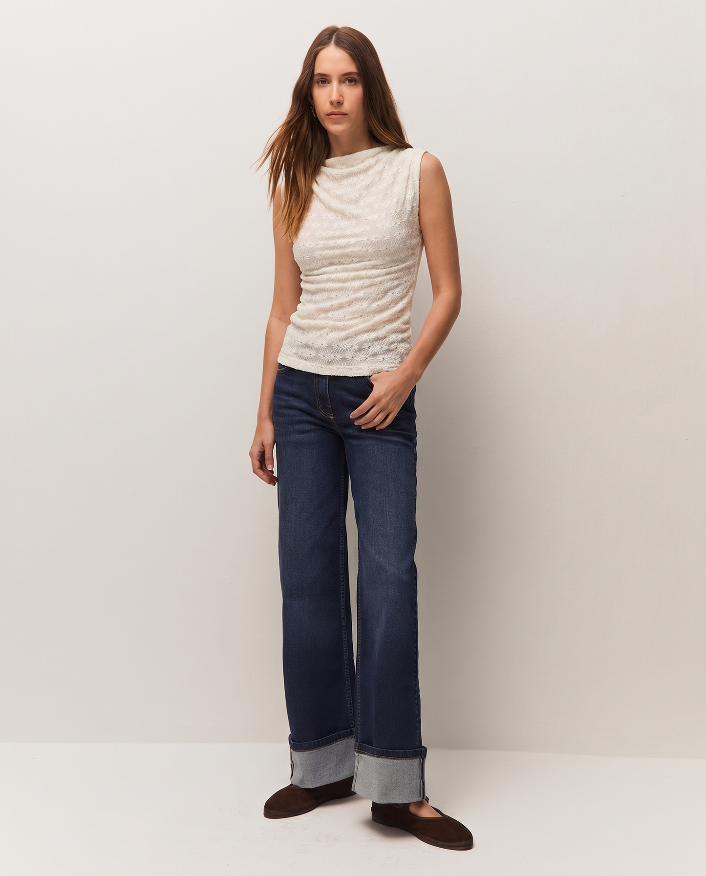 Top calado con fruncido en hombro y costura lateral